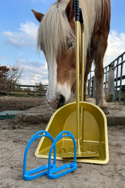 Mestboy voor paardenpoep opruimen — Puur Paardenkracht