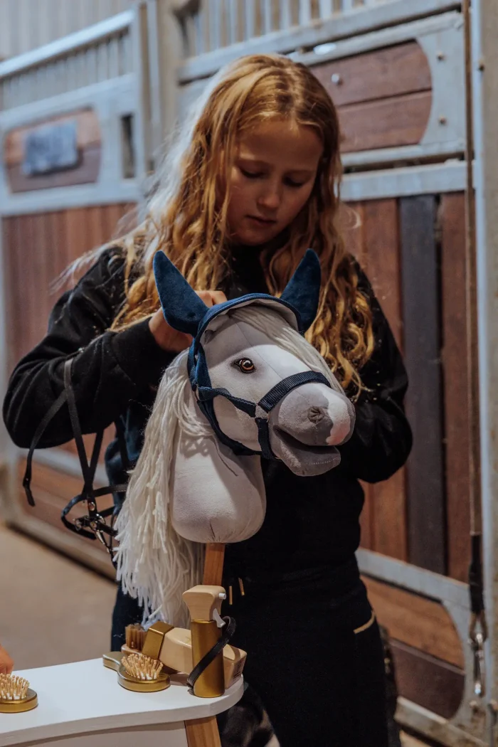 ByAstrup Hobby Horse deken en oornetje velours blauw ByAstrup Hobby Horse deken en oornetje velours blauw