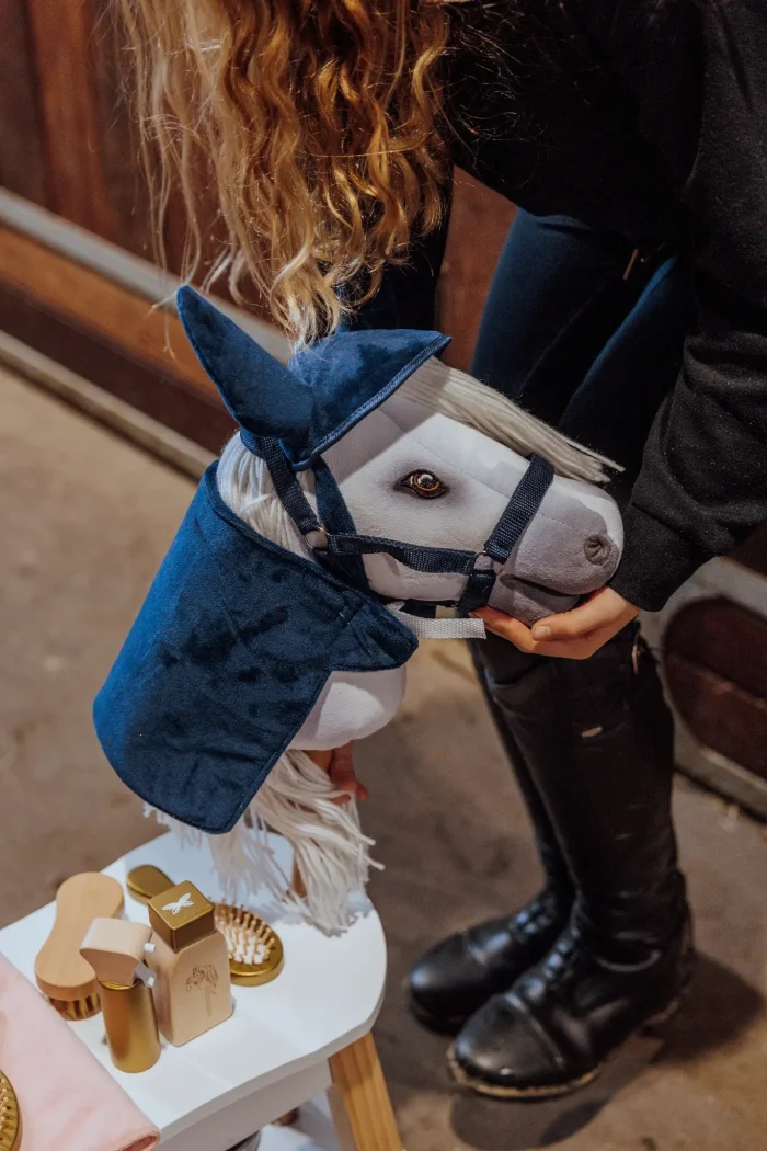 ByAstrup Hobby Horse deken en oornetje velours blauw ByAstrup Hobby Horse deken en oornetje velours blauw